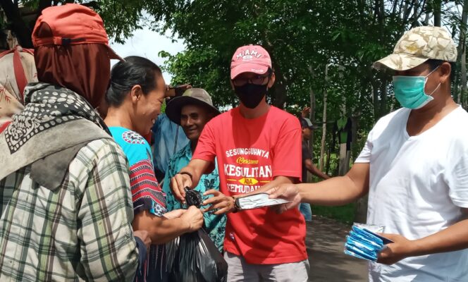 
Peduli Covid-19, Pengusaha di Pasuruan Bagi-bagi Sembako hingga Masker untuk Janda dan Warga Miskin