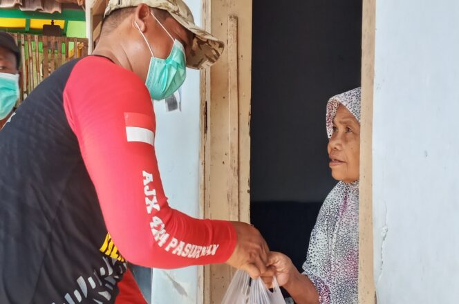
Mas Nur, Pengusaha Muda Asal Pasuruan Kembali Berbagi Rezeki untuk Warga Terdampak Covid-19