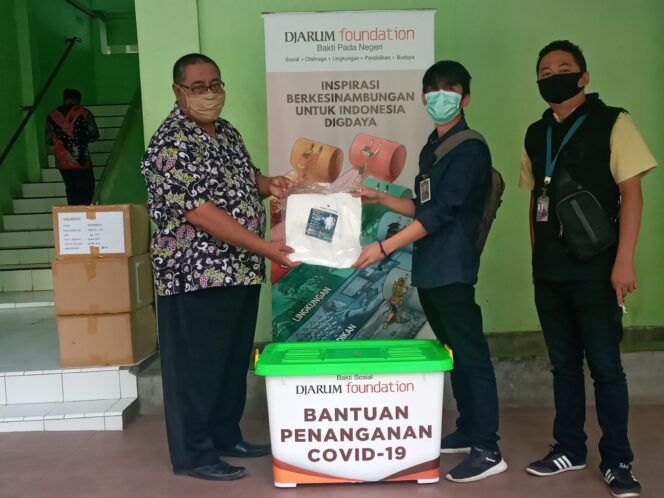 
Djarum Foundation Beri Bantuan APD ke RSUD Waluyo Jati Kraksaan