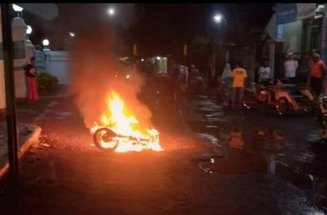 
Kepergok Curi Motor di Masjid, Dua Pelaku Curanmor Babak Belur Dimassa