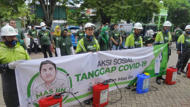 
Peduli Covid-19, Mas Iin Terjunkan Relawan Bagi-bagi Masker dan Hand Sanitizer Gratis