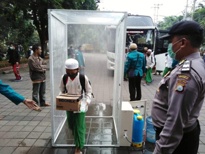 
Sambut Kepulangan Santri Sidogiri, Polresta Sidoarjo Lakukan Pengecekan Kesehatan Antisipasi Covid-19