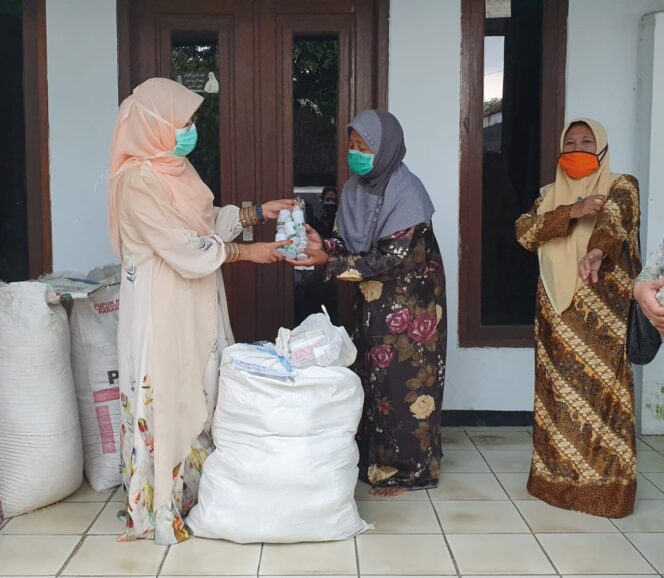 
Anggota DPRD Jatim Aida Fitriati Bagikan Ribuan Masker hingga Hand Sanitizer untuk Warga Pasuruan