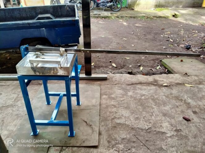 
Warga Bangil Ciptakan Alat Pembelah Kelapa Muda