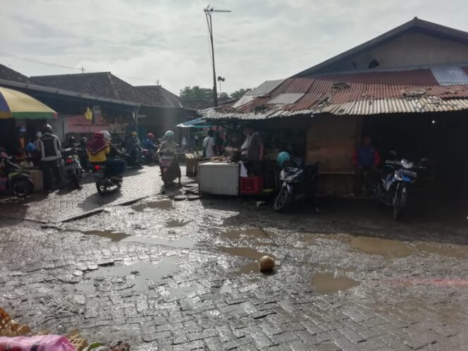 
Di Tengah Ancaman Corona, Pasar di Pasuruan Masih Ramai
