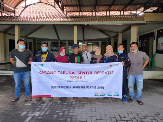 
Cegah Covid-19, Karang Taruna Desa Sentul Kompak Semprot Disinfektan Fasum dan Fasos