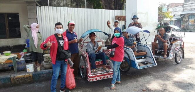 
Perangi Covid 19, PSI Sidoarjo Semprot Disinfektan hingga Sebar Masker dan Jamu