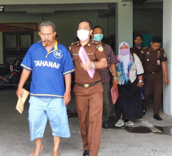 
Tersandung Kasus Dugaan Korupsi, Kades Karangmenggah Wonorejo Ditahan Kejari Kabupaten Pasuruan