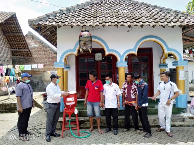 
Cegah Covid-19, Pemdes Pekangkungan Sediakan Tempat Air Cuci Tangan hingga Penyemprotan Disinfektan