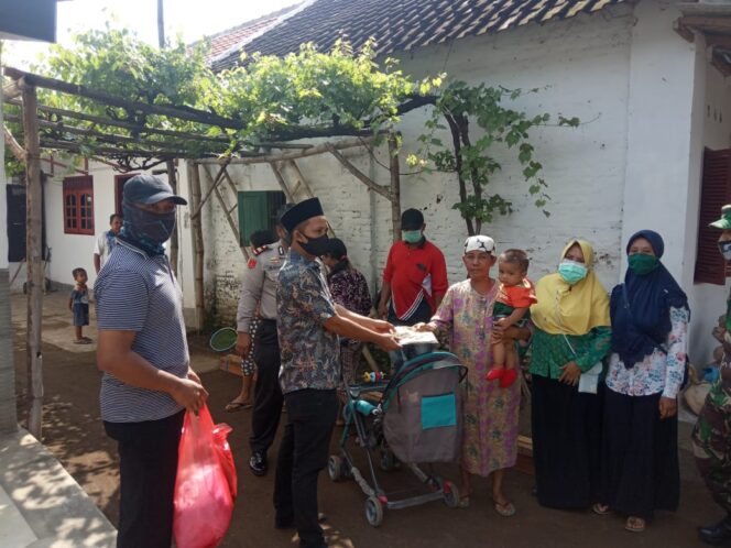 
Cegah Corona, Pemdes Ranggeh Bagikan Ribuan Masker untuk Warga 