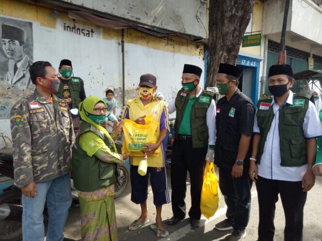 
PCNU Kota Pasuruan Bagikan Paket Sembako untuk Warga Terdampak Covid-19