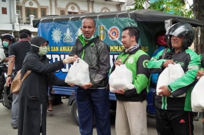 
PD Aisyiyah Sidoarjo Bagikan 3.600 Paket Sembako untuk Warga Terdampak Covid-19