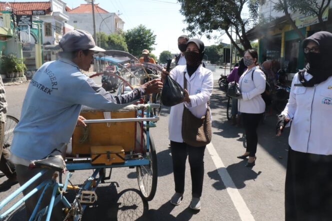 
IPeKB Cabang Kota Pasuruan Bagi-bagi Masker hingga Sembako untuk Masyarakat