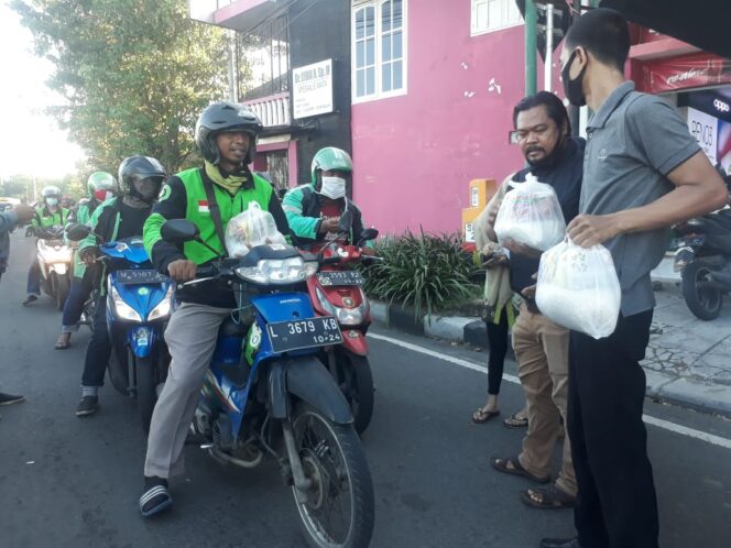
Sony Sunarko Bagikan 200 Paket Sembako untuk Tukang Becak dan Ojol di Sidoarjo