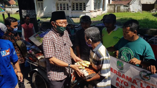 
AJPB Bersama Mas Dion Bagi 100 Paket Sembako untuk Tukang Becak