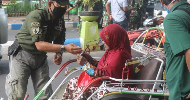
Kodim 0820 Probolinggo Bagikan Ribuan Masker untuk Masyarakat
