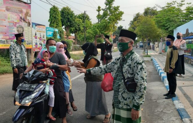 
Satgas Covid-19 PCNU Kota Pasuruan Gandeng Matagana Bagikan 100 Paket Takjil