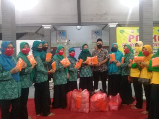 
Emak-emak PKK Desa Ranggeh Bagikan Ribuan Masker ke Warga