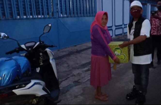 
Berbagi Keberkahan di Bulan Suci Ramadan, Kabarpas Bagikan Paket Lebaran untuk Janda dan Seniman
