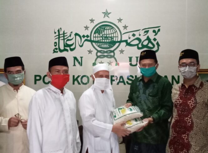 
Peringati Milad ke – 62, H Anshori Salurkan 8 Kwintal Beras ke PCNU Kota Pasuruan