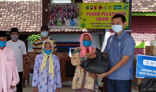 
AQUA Keboncandi Salurkan Bantuan Paket Sembako untuk Warga Terdampak Covid-19