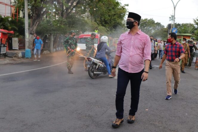 
Plt Walikota Pasuruan Pantau Langsung Pemberlakuan Pembatasan di Kawasan Alun-alun