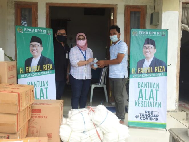 
Anggota DPR RI Faisol Riza Bantu APD untuk Medis di Pasuruan-Probolinggo