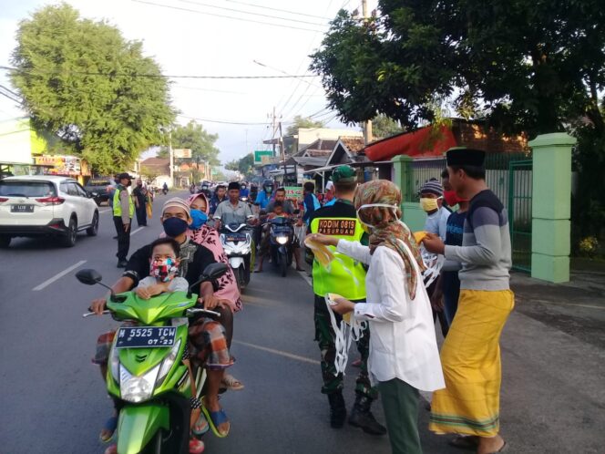 
Peduli Dampak Covid-19, Anggota DPRD Fraksi Golkar Bagikan Masker dan Takjil Gratis 