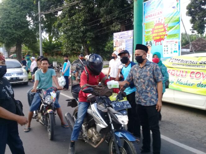 
Pemdes Ranggeh Bagikan Masker dan Takjil Gratis untuk Pengendara
