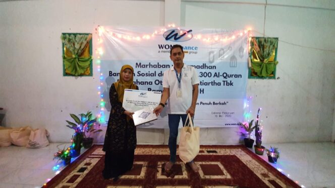 
WOM Finance Pasuruan Bagikan Al-Quran ke Pesantren
