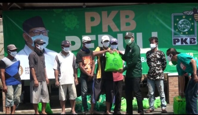 
Distribusikan Bantuan Ketum DPP PKB, Gus Irsyad Serahkan Sembako Kepada Warga Kabupaten Pasuruan