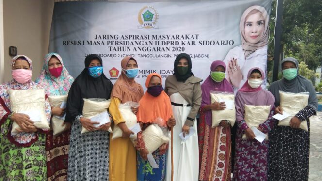 
Mimik Idayana Sapa Lansia Dan Soroti THR Buruh