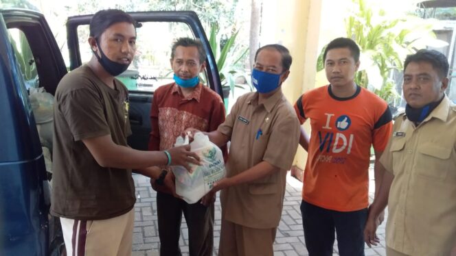 
Baznas Probolinggo Salurkan Ratusan Sembako untuk Petugas Kebersihan