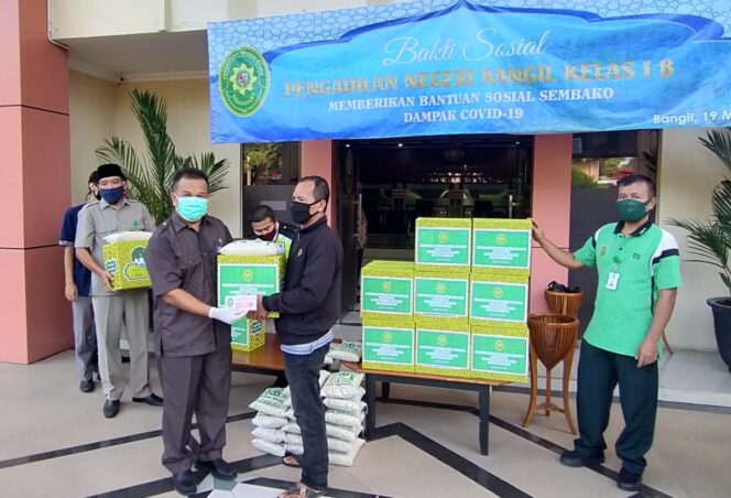 
Hakim dan Staff PN Bangil Swadaya Bagikan 100 Paket Sembako untuk Warga