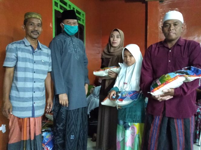
Berbagi Keberkahan, H Anshori Bagikan Beras dan Paket Sembako untuk Anak Yatim hingga Dhuafa