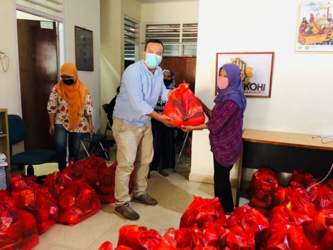 
Faisol Riza dan Ikohi Bagikan Bingkisan untuk Korban Pelanggaran HAM