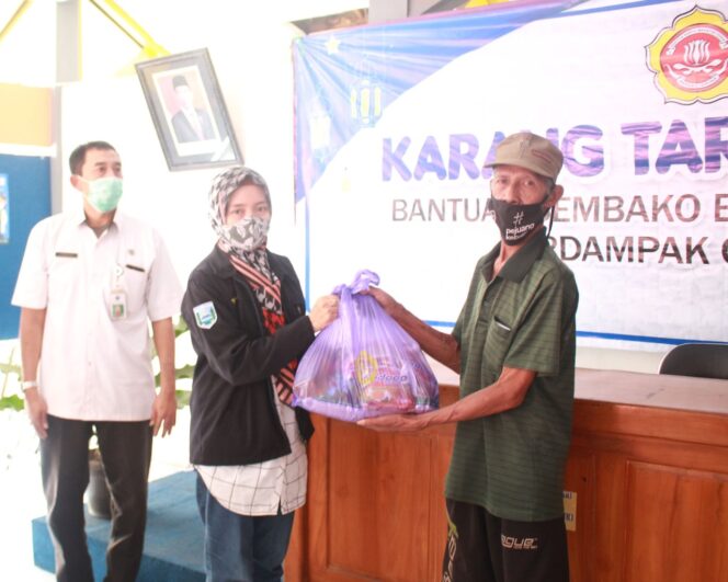 
Karang Taruna Bagikan Bantuan Sembako untuk Pemulung Terdampak COVID-19
