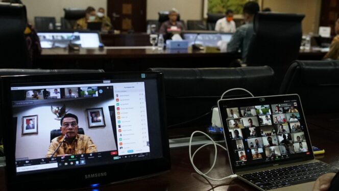 
Halal Bihalal Virtual, Moeldoko Minta KSP Tetap Bekerja Profesional