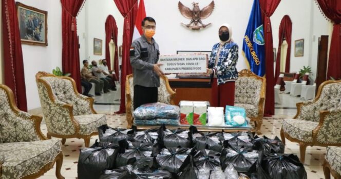 
Bupati Tantri Berikan Secara Pribadi Bantuan Belasan Ribu APD