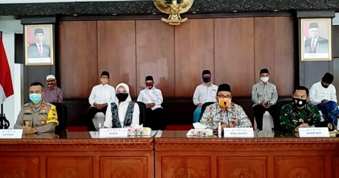 
Tekan Penyebaran COVID-19, Bupati Tantri Sarankan Salat Idul Fitri 1441 H di Rumah Saja