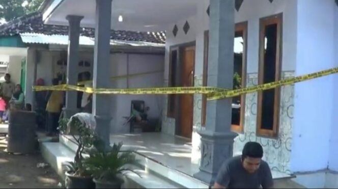 
Pasutri di Pasuruan Dibondet Saat Tidur di Dalam Rumah, Sang Suami Tewas Mengenaskan