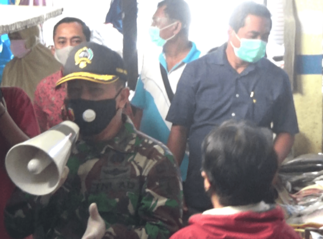 
Satgas Covid-19 di Probolinggo Tindak Tegas Pedagang dan Pembeli yang Bandel Abaikan Protokoler Kesehatan
