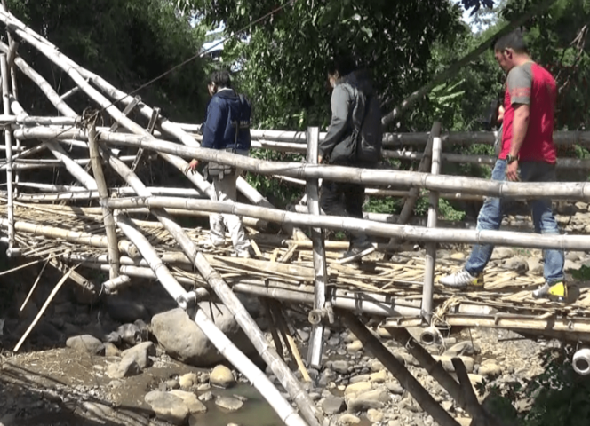 
Kondisi Jembatan Bambu Penghubung Dua Desa di Kabupaten Pobolinggo Memprihatinkan