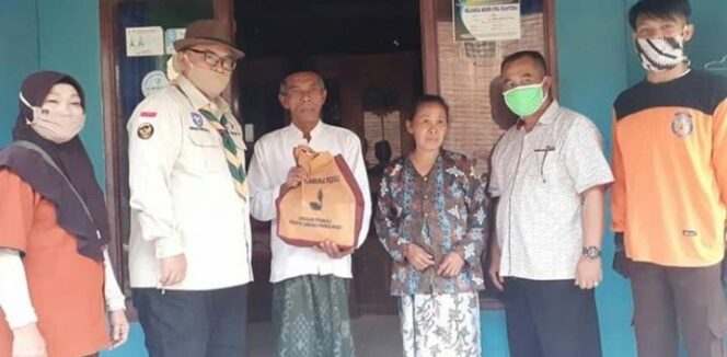 
Kwarcab Pramuka Probolinggo Salurkan Bansos untuk Warga Terdampak COVID-19