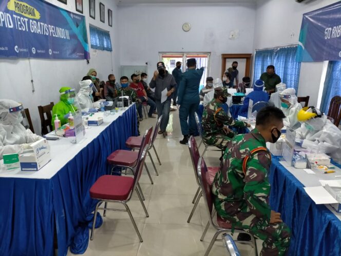 
Puluhan Prajurit Puslatpurmar 3 Grati Jalani Rapid Test Covid-19
