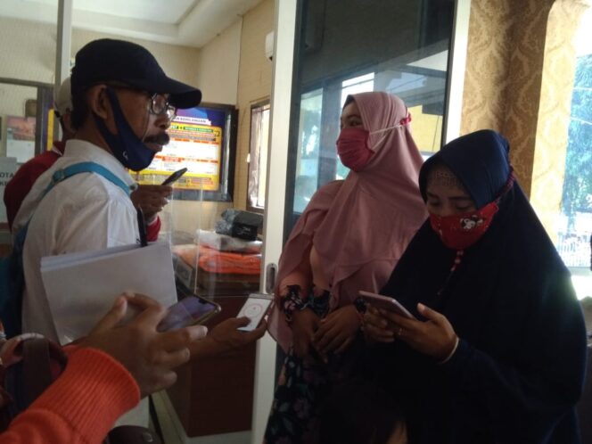 
Emak-emak Korban Arisan Online Lapor Polisi