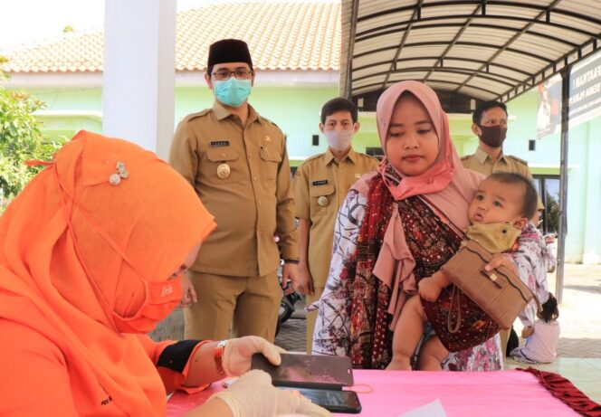 
Pantau Langsung Penyaluran Bansos Tunai di Kelurahan, Ini Pesan Plt Walikota Pasuruan ke Masyarakat