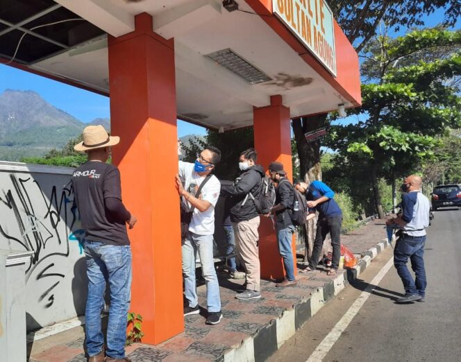 
Kampanyekan Lawan Vandalisme, Jurnalis Kota Batu Bersihkan Halte