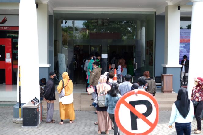 
Tidak Menerapkan Protokol Kesehatan, Punjul Semprot Dispendukcapil