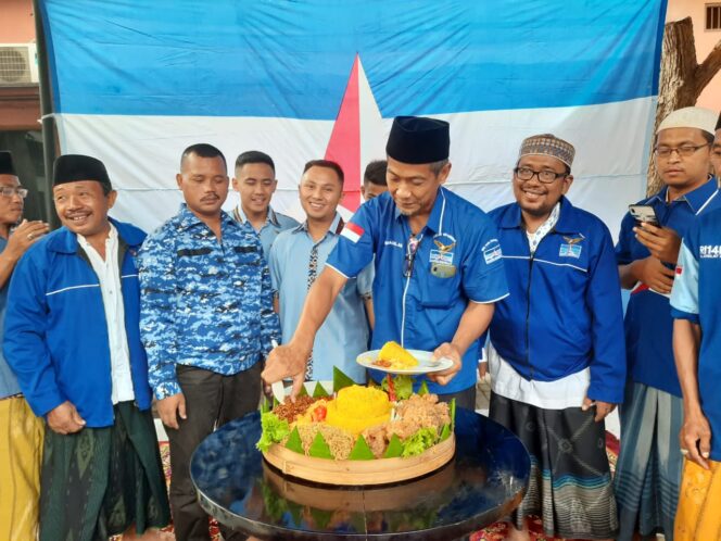 
Subur Sembiring Dipecat, DPC Demokrat Kabupaten Pasuruan Gelar Tasyakuran dan Potong Tumpeng